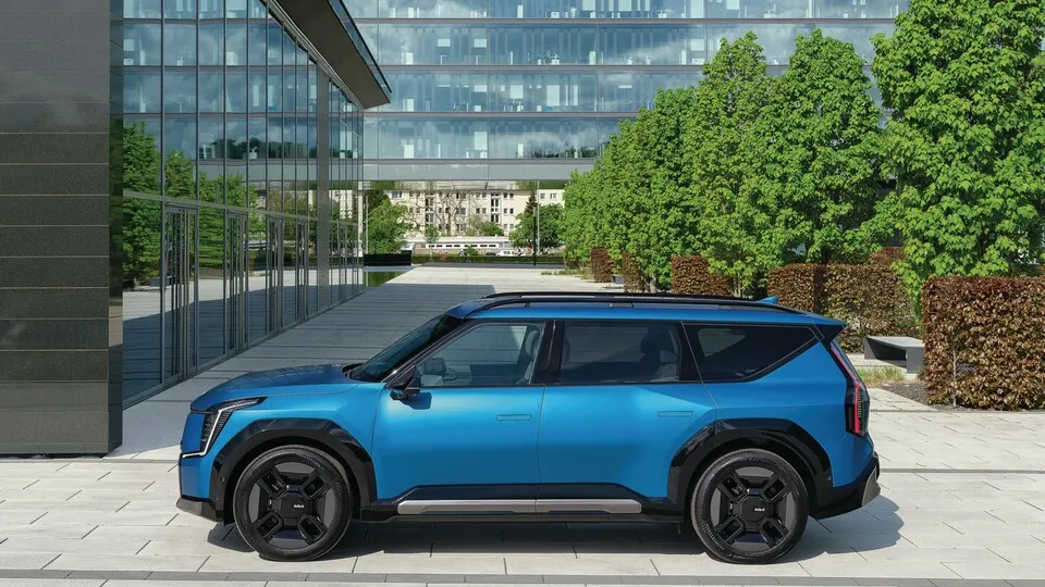 Während der Kia EV9 von außen auf SUV macht, will er innen ein waschechter Van sein.