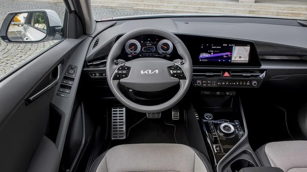 Alles digital und intuitiv bedienbar. Hingucker im Wortsinne ist das Panoramadisplay mit den beiden 10,25-Zoll-Displays von Kombi-Instrument und Navi.