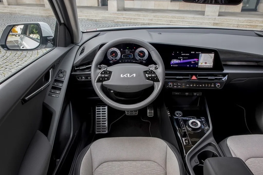 Alles digital und intuitiv bedienbar. Hingucker im Wortsinne ist das Panoramadisplay mit den beiden 10,25-Zoll-Displays von Kombi-Instrument und Navi.