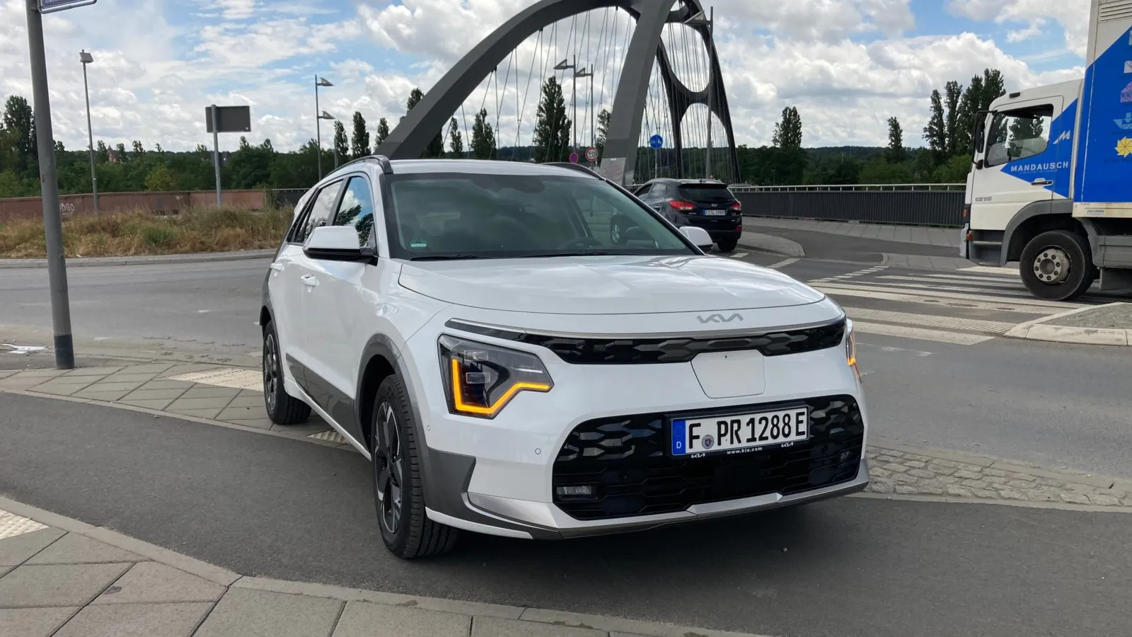 Das Kia-typische „Tigergesicht“ wurde beim Niro weiterentwickelt und verläuft nun über die gesamte Frontbreite. LED-Tagfahrleuchten und Blinker in Form einer „Herzschlagkurve“ an den Seiten.