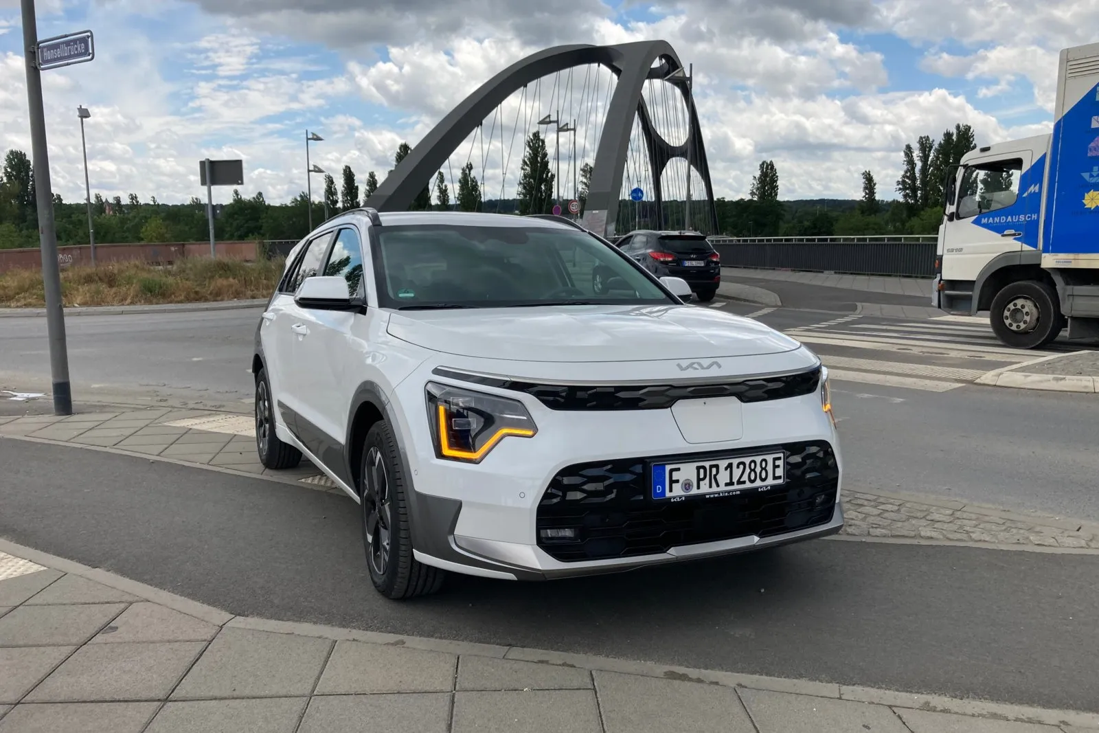 Das Kia-typische „Tigergesicht“ wurde beim Niro weiterentwickelt und verläuft nun über die gesamte Frontbreite. LED-Tagfahrleuchten und Blinker in Form einer „Herzschlagkurve“ an den Seiten.