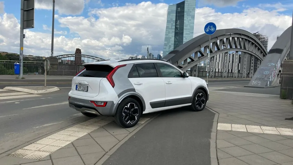 Neuer Kia Niro EV: Ein Drei-Phasen-On-Board-Charger unterstützt das Laden mit Wechselstrom (AC). Dank der V2D-Funktion bietet das neue elektrische Crossover zugleich eine mobile 220-Volt-Stromquelle (bis zu 3 kW).