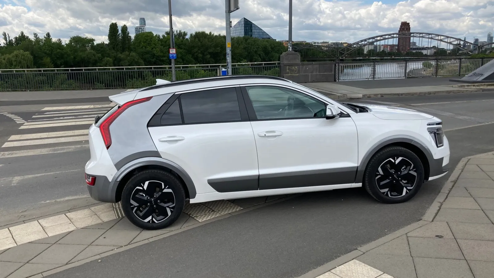 Das kompakte Crossover Niro EV ist serienmäßig top ausgestattet. Die sieben Jahre Kia-Herstellergarantie gelten auch für die Batterie.
