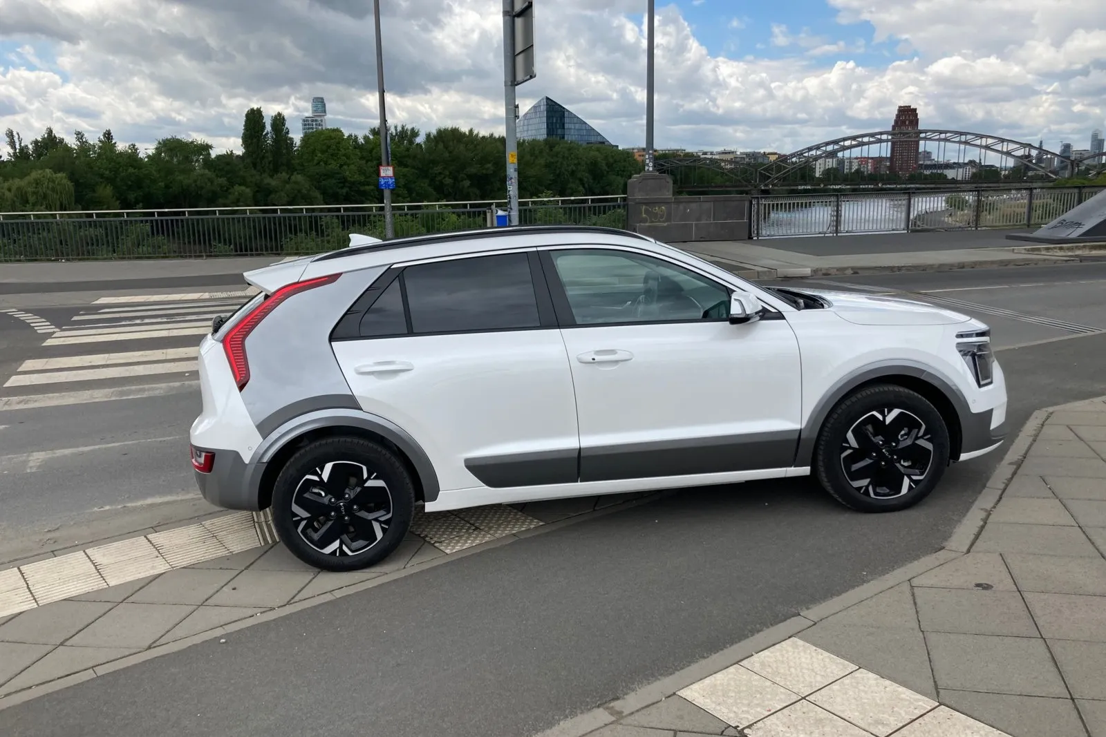 Das kompakte Crossover Niro EV ist serienmäßig top ausgestattet. Die sieben Jahre Kia-Herstellergarantie gelten auch für die Batterie.
