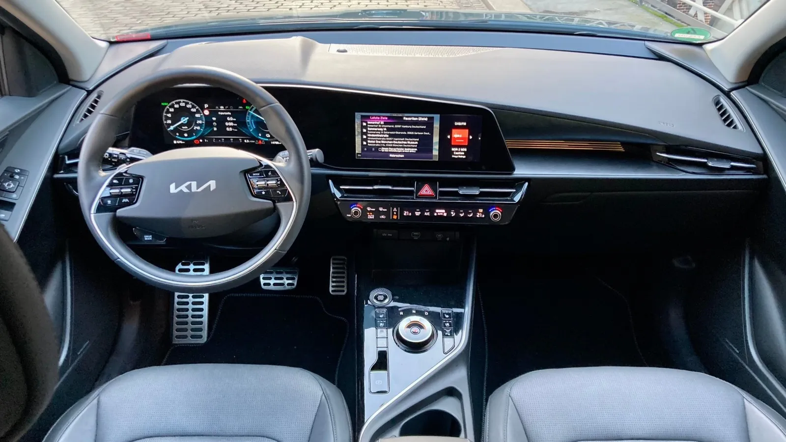 Zwei 10,25-Zoll-Displays im übersichtlichen Cockpit gibt es im Niro ab der mittleren Ausstattung Vision.