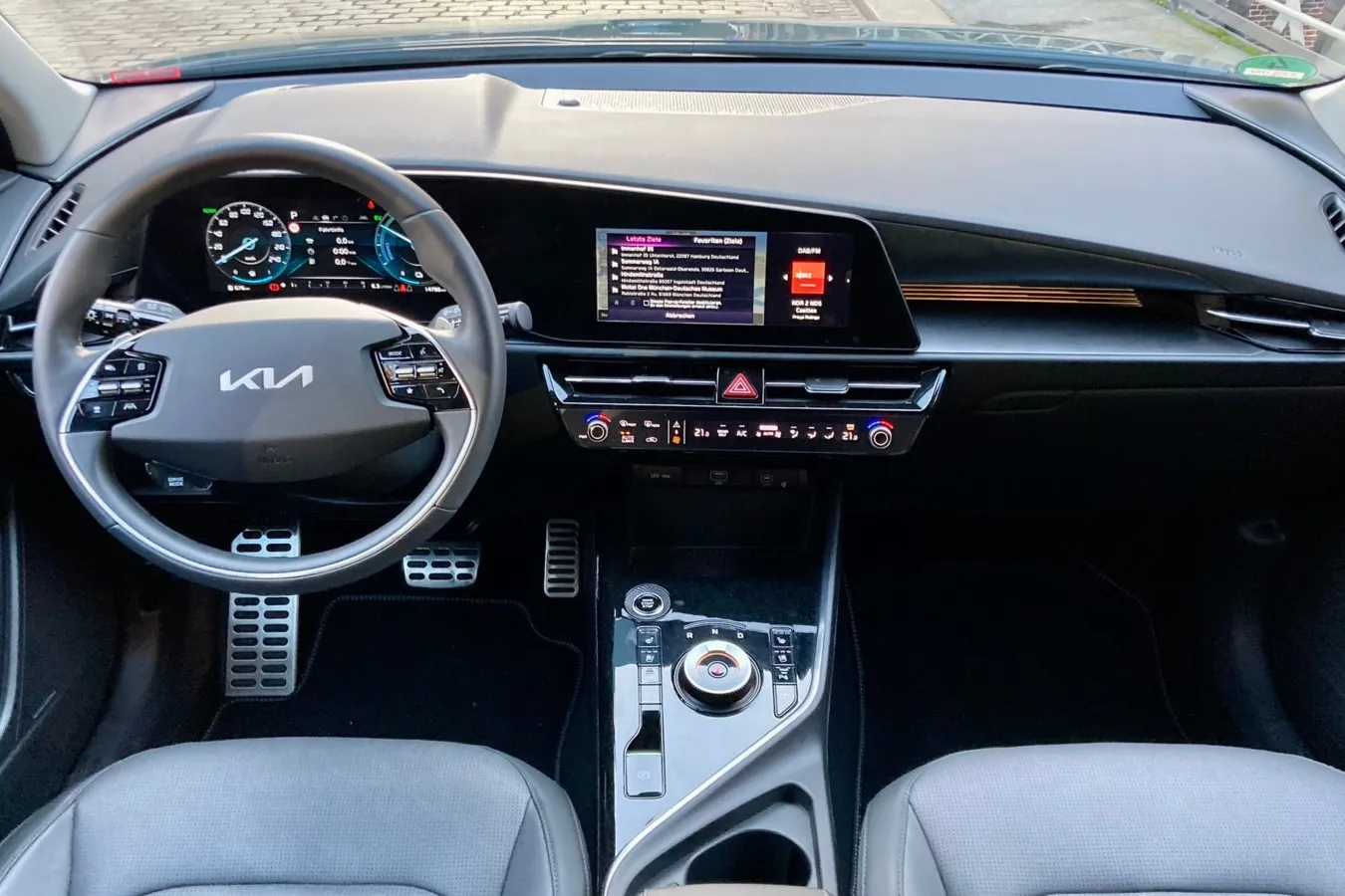 Zwei 10,25-Zoll-Displays im übersichtlichen Cockpit gibt es im Niro ab der mittleren Ausstattung Vision.