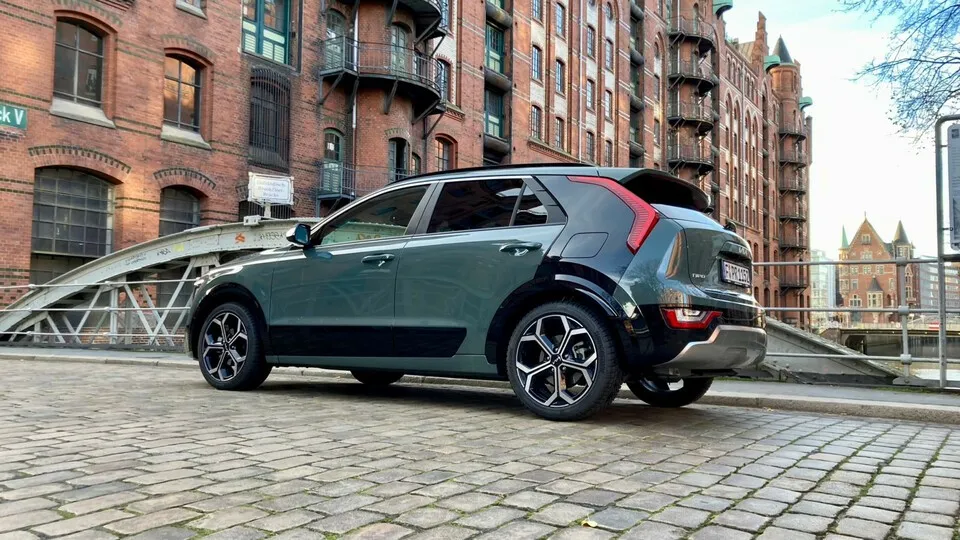 Der Kia Niro Nummer fällt auf: Besonders das Heck mit Rückleuchten in den Flanken und der optional optisch abgesetzten C-Säule ist individuell.