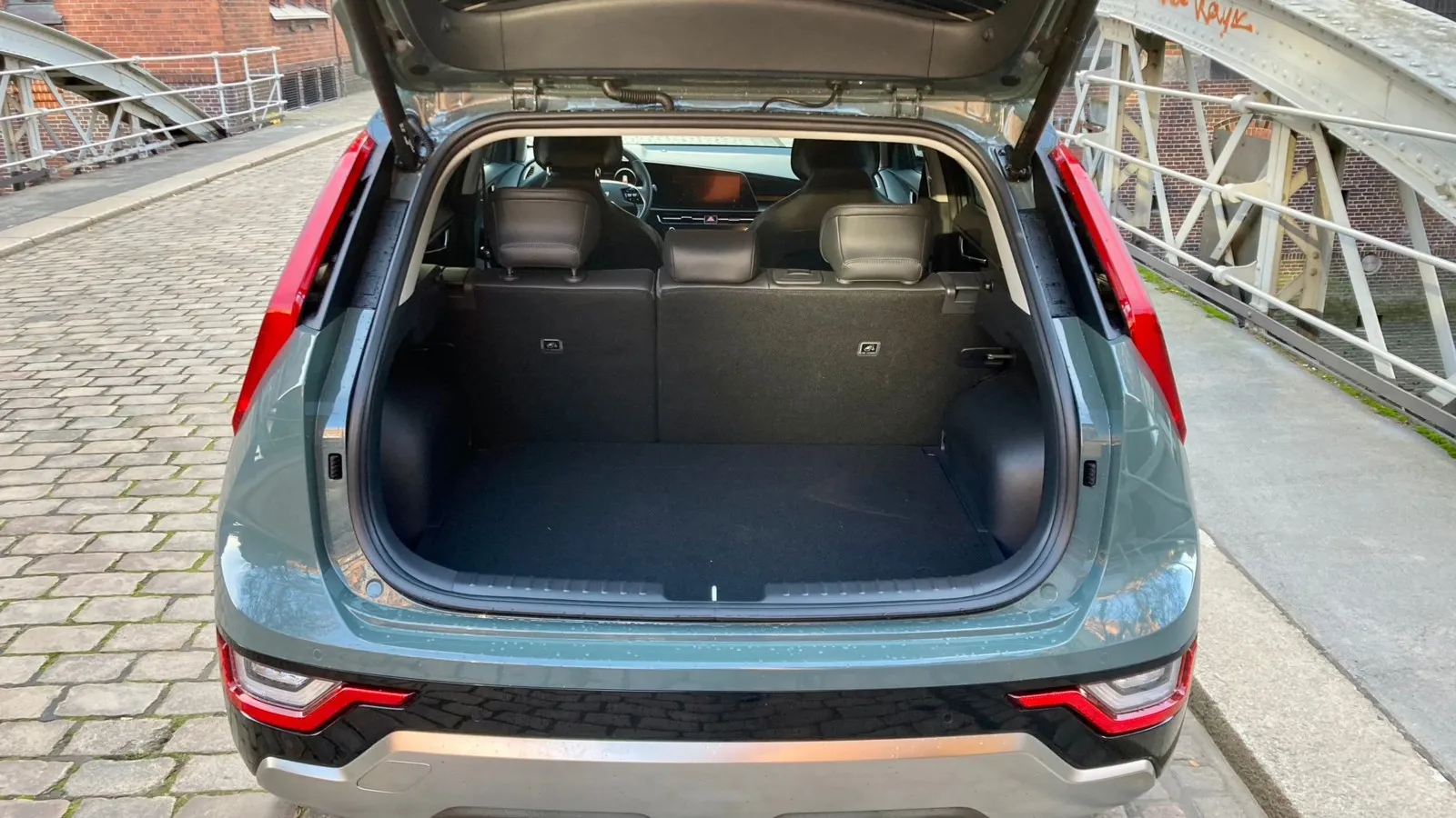 451 bis 1.445 Liter Gepäck fasst der Niro-Kofferraum. wenn das Auto als Vollhybrid vorfährt. Im Plug-in-Hybrid sind es etwas weniger.
