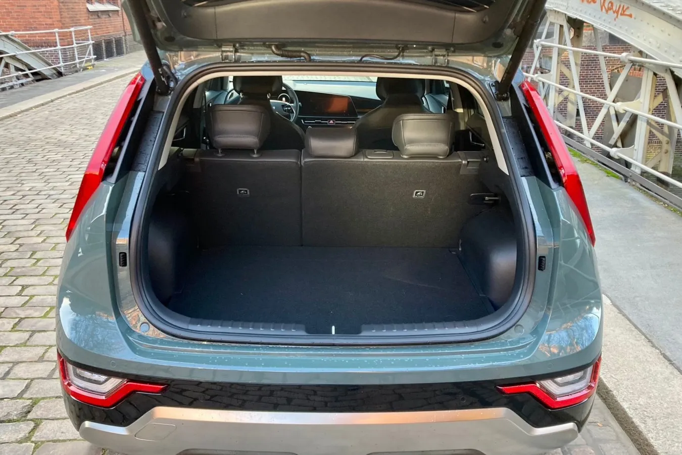 451 bis 1.445 Liter Gepäck fasst der Niro-Kofferraum. wenn das Auto als Vollhybrid vorfährt. Im Plug-in-Hybrid sind es etwas weniger.