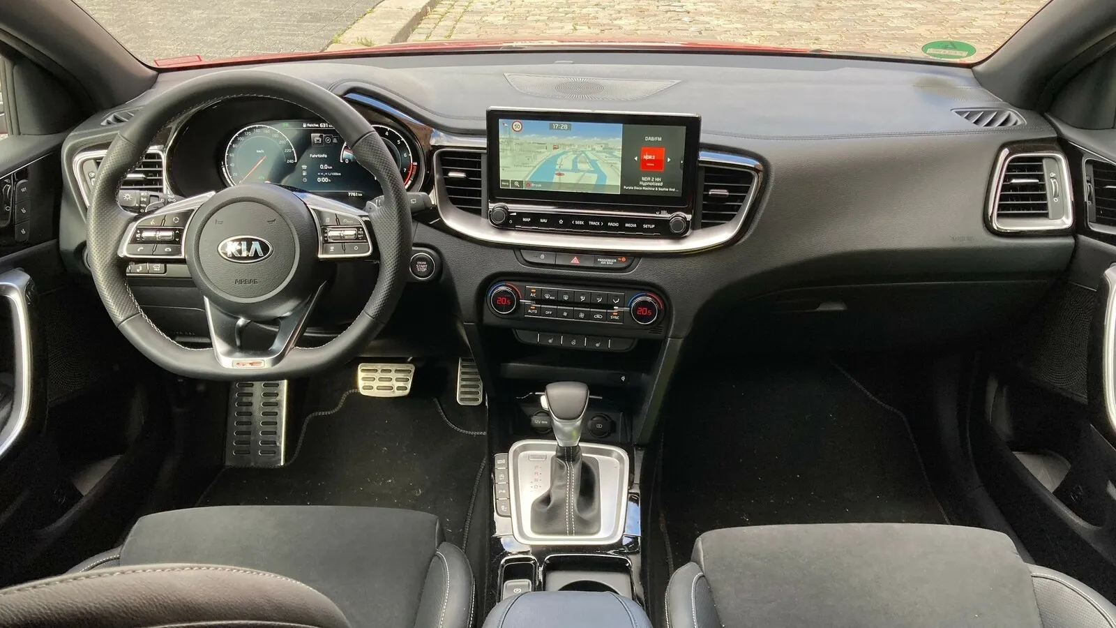 Übersichtliches und gut verarbeitetes Proceed-Cockpit.