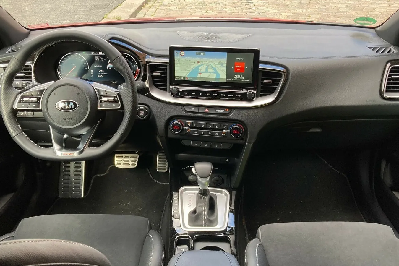 Übersichtliches und gut verarbeitetes Proceed-Cockpit.
