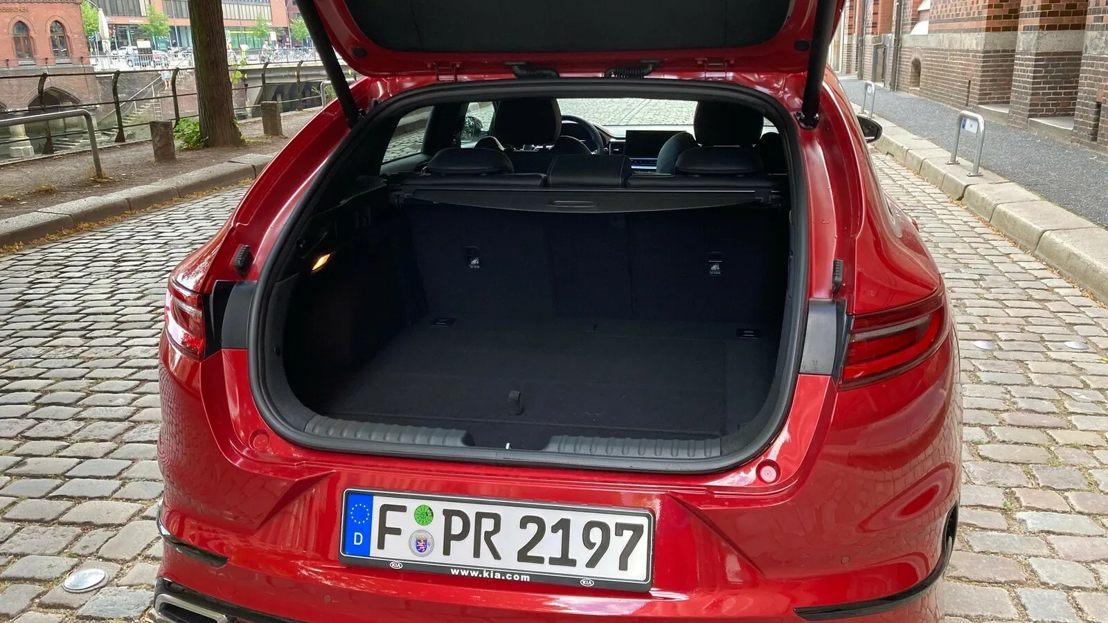 In den Kofferraum der getesteten Mildhybrid-Variante passen mindestens 472 Liter Gepäck. Die sind über eine hohe Ladekante zu hieven.