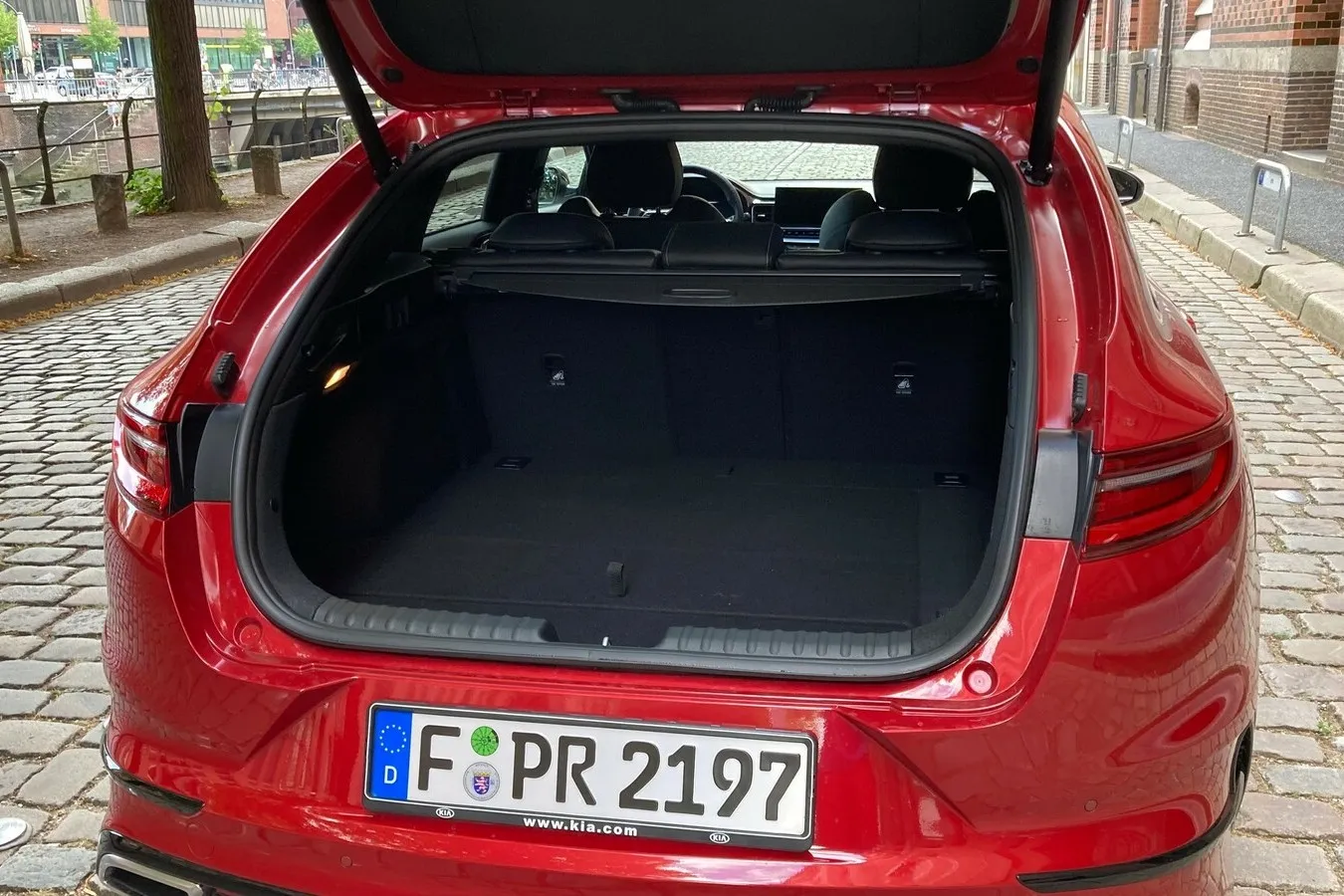 In den Kofferraum der getesteten Mildhybrid-Variante passen mindestens 472 Liter Gepäck. Die sind über eine hohe Ladekante zu hieven.