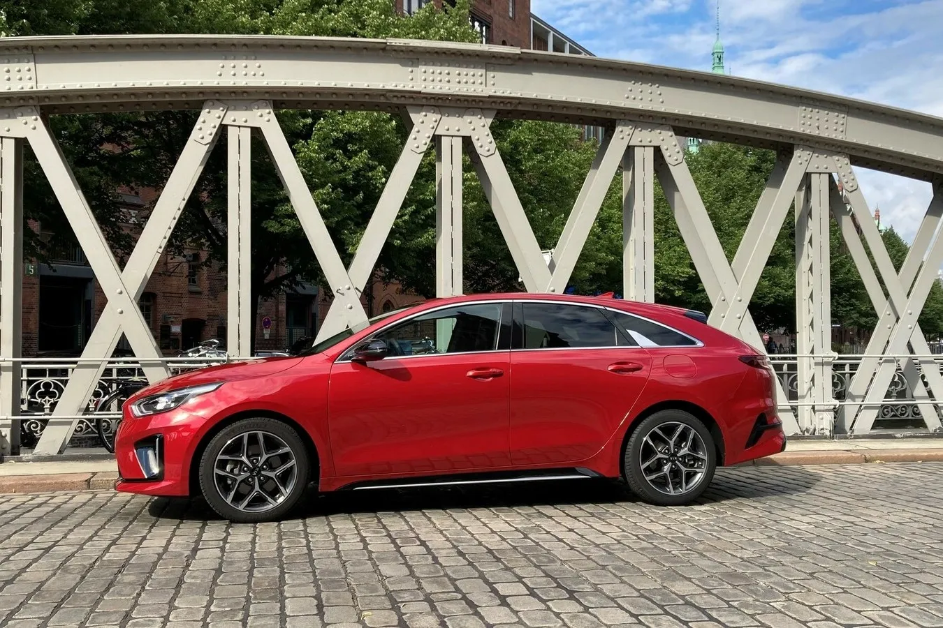 Auffälliges Stilelement des Kia Proceed: die chromfarbene Haifischflosse in der C-Säule.