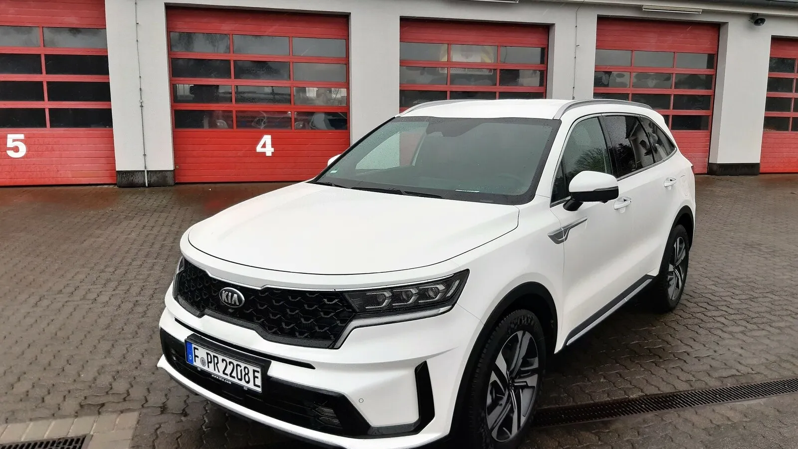 Mit 4,81 Meter Länge und 1,90 Meter Breite ist der Kia Sorento PHEV mit Stecker ein SUV mit stattlicher Erscheinung.