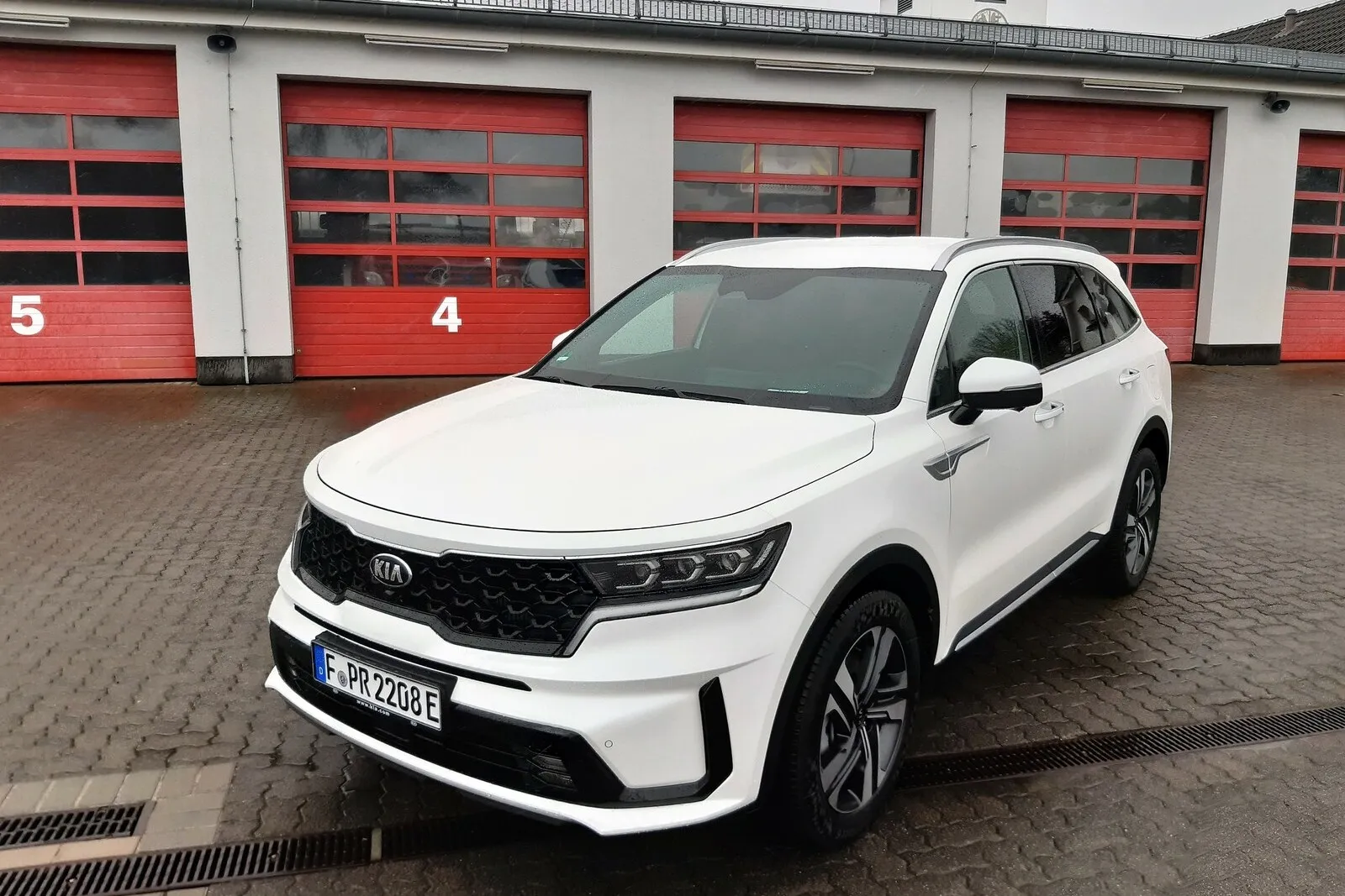 Mit 4,81 Meter Länge und 1,90 Meter Breite ist der Kia Sorento PHEV mit Stecker ein SUV mit stattlicher Erscheinung.