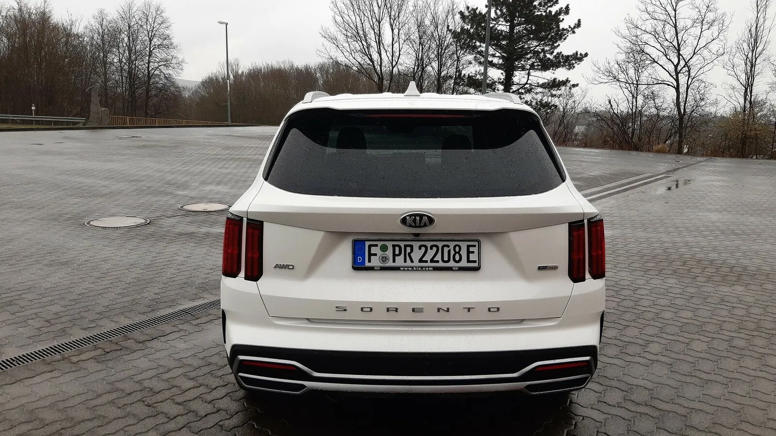 Auch als Plug-in-Hybrid trägt der Kia Sorento die typischen, geteilten Heckleuchten.