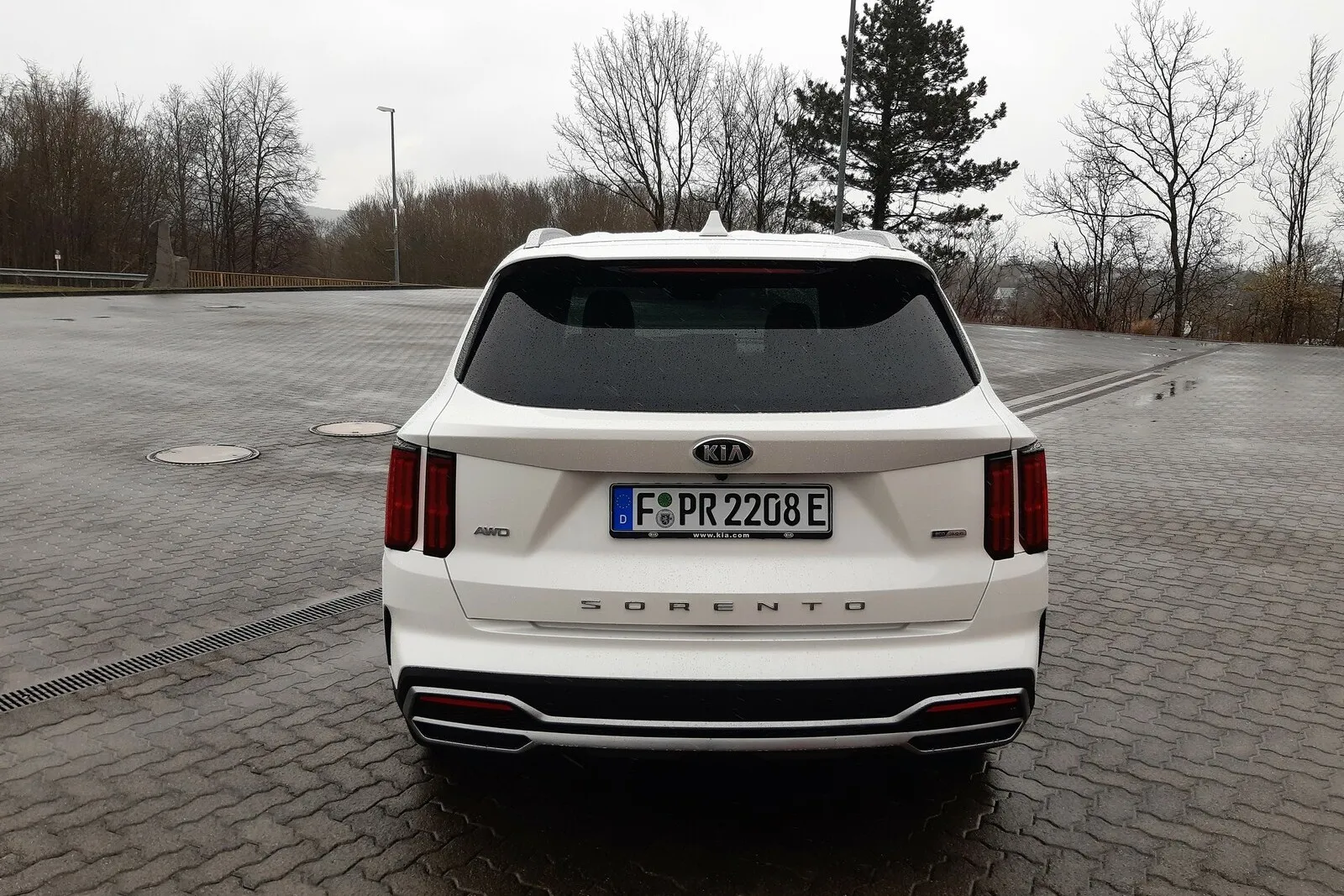 Auch als Plug-in-Hybrid trägt der Kia Sorento die typischen, geteilten Heckleuchten.