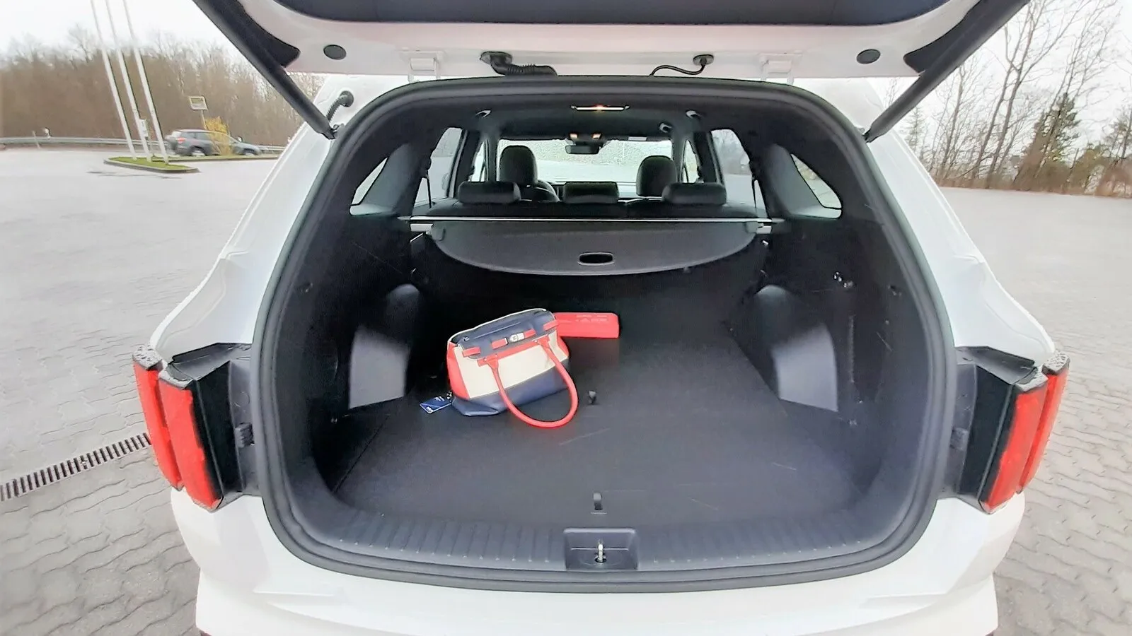 Der Gepäckraum im Sorento PHEV fällt mit 693 bis 2077 Liter nur geringfügig kleiner aus als bei den übrigen Motorisierungen.
