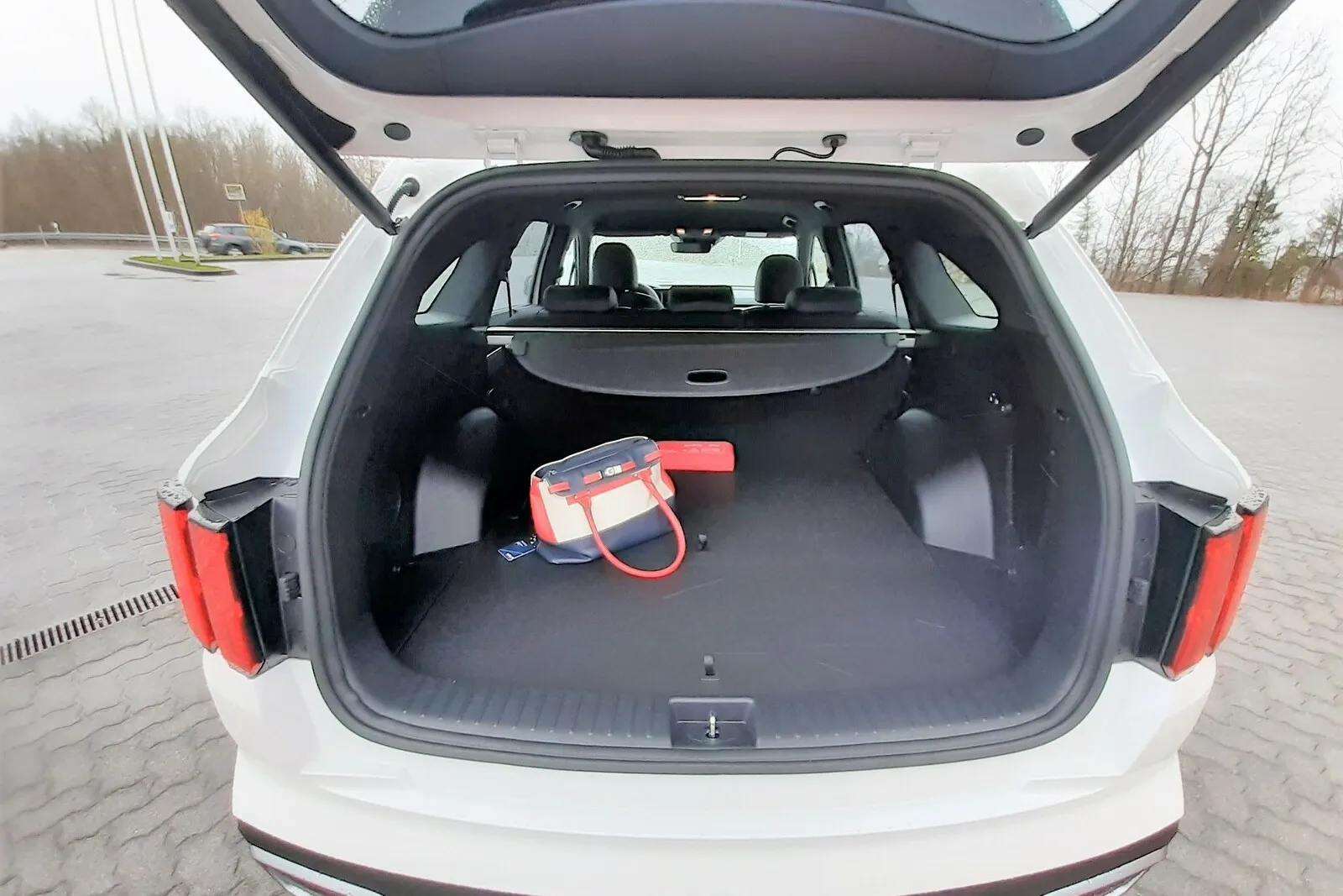 Der Gepäckraum im Sorento PHEV fällt mit 693 bis 2077 Liter nur geringfügig kleiner aus als bei den übrigen Motorisierungen.