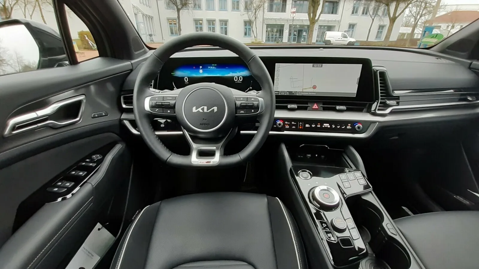 Auffällig im Sportage-Interieur ist das gewölbte Panoramadisplay mit zwei integrierten Bildschirmen.