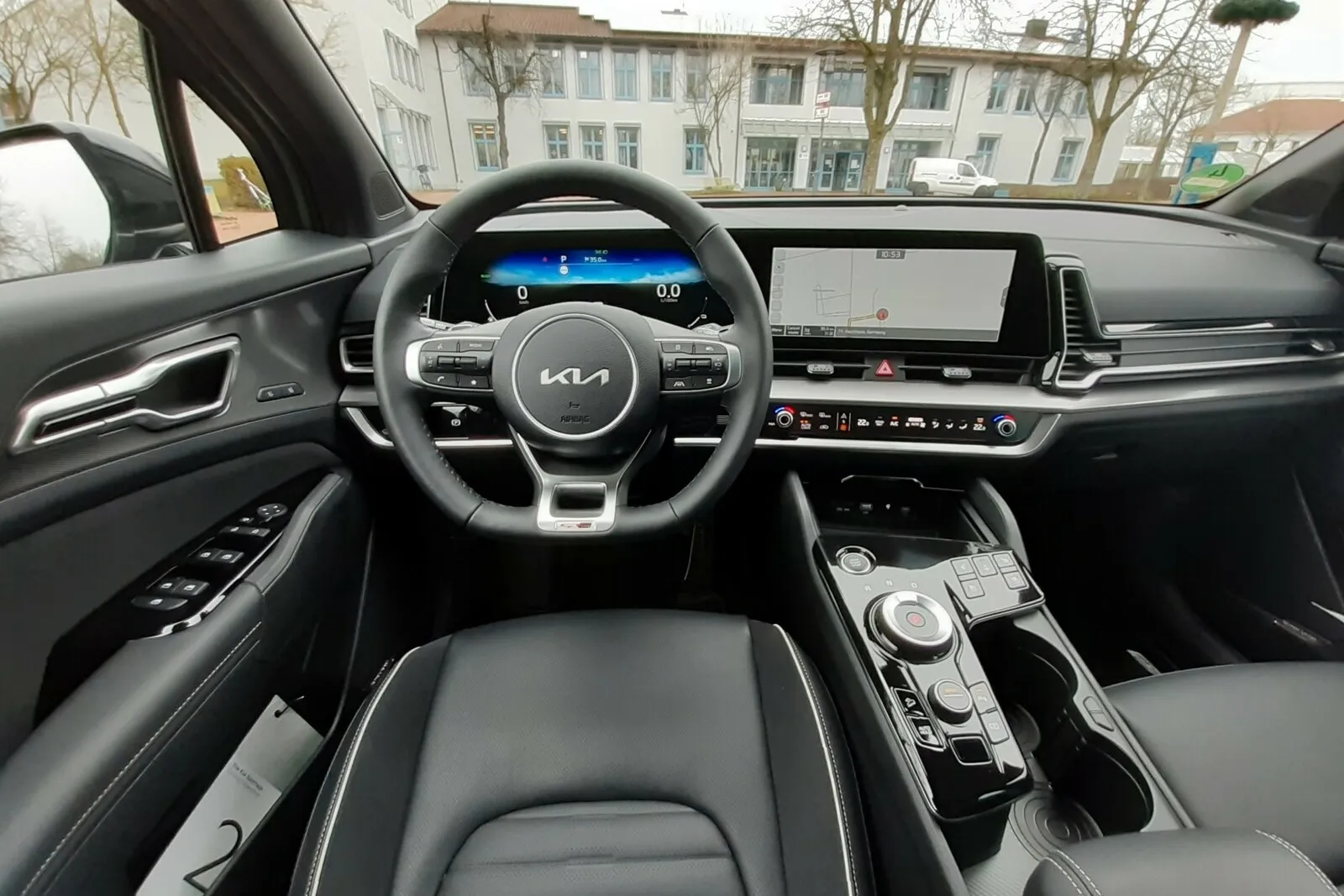 Auffällig im Sportage-Interieur ist das gewölbte Panoramadisplay mit zwei integrierten Bildschirmen.
