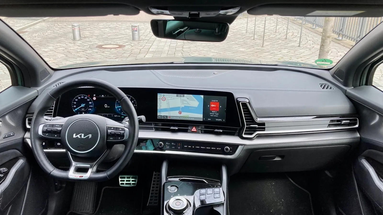 Ein zum Fahrer gewölbter Screen mit 12,3-Zoll-Digitalinstrumenten und ebenso großem Monitor markiert die Spitze des Sportage-Infotainments.