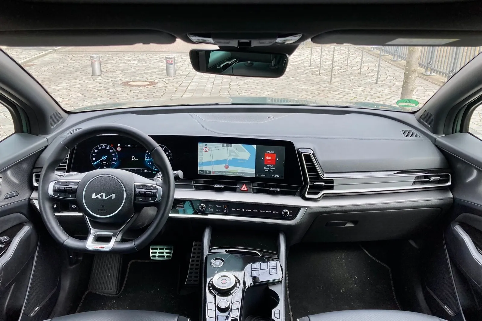 Ein zum Fahrer gewölbter Screen mit 12,3-Zoll-Digitalinstrumenten und ebenso großem Monitor markiert die Spitze des Sportage-Infotainments.
