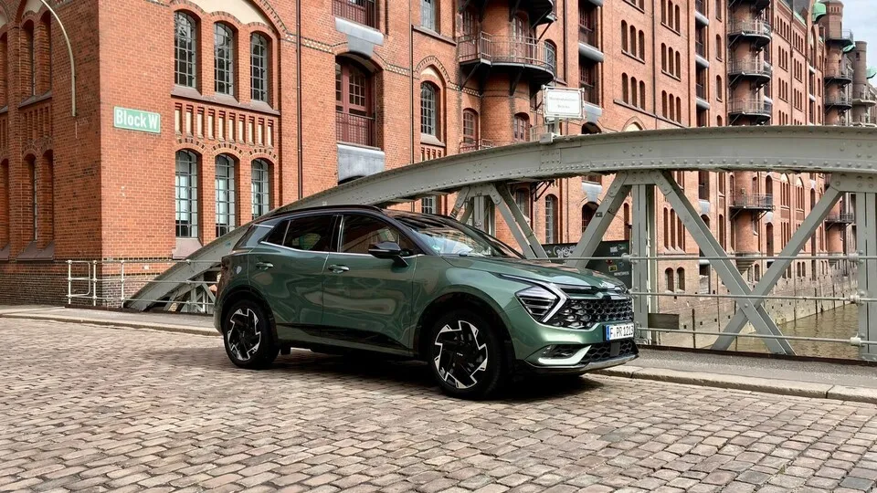 Mit seinen LED-Lichtleisten und dem großen Kühler ist Kias neuestes Kompakt-SUV Sportage ein prägnanter Auftritt.