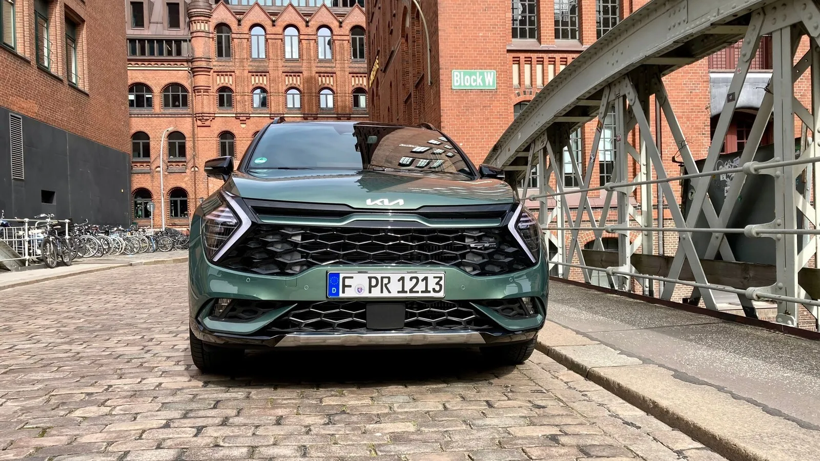 Der neue Kia Sportage fährt mit charakteristischen Linien vor.
