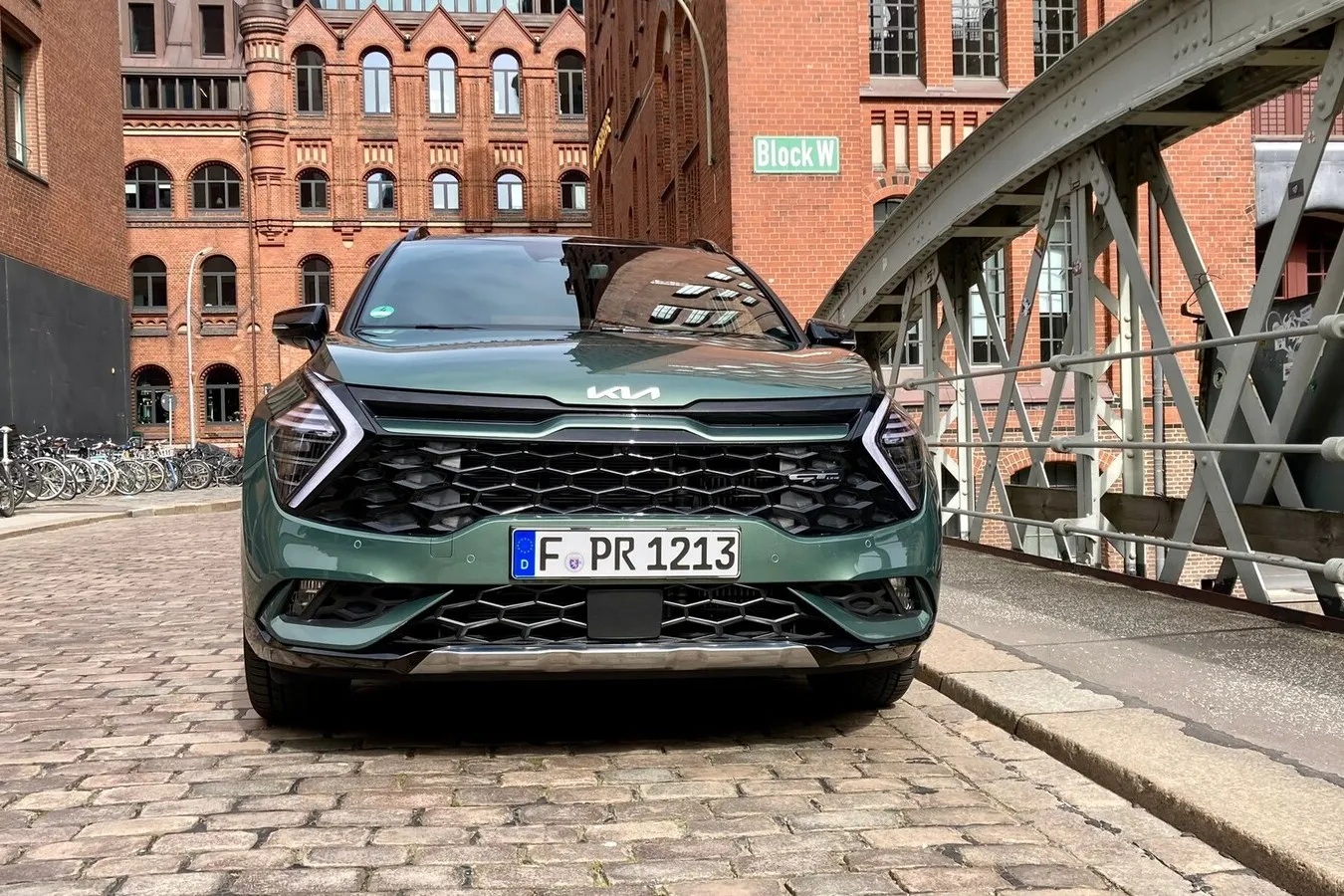 Der neue Kia Sportage fährt mit charakteristischen Linien vor.