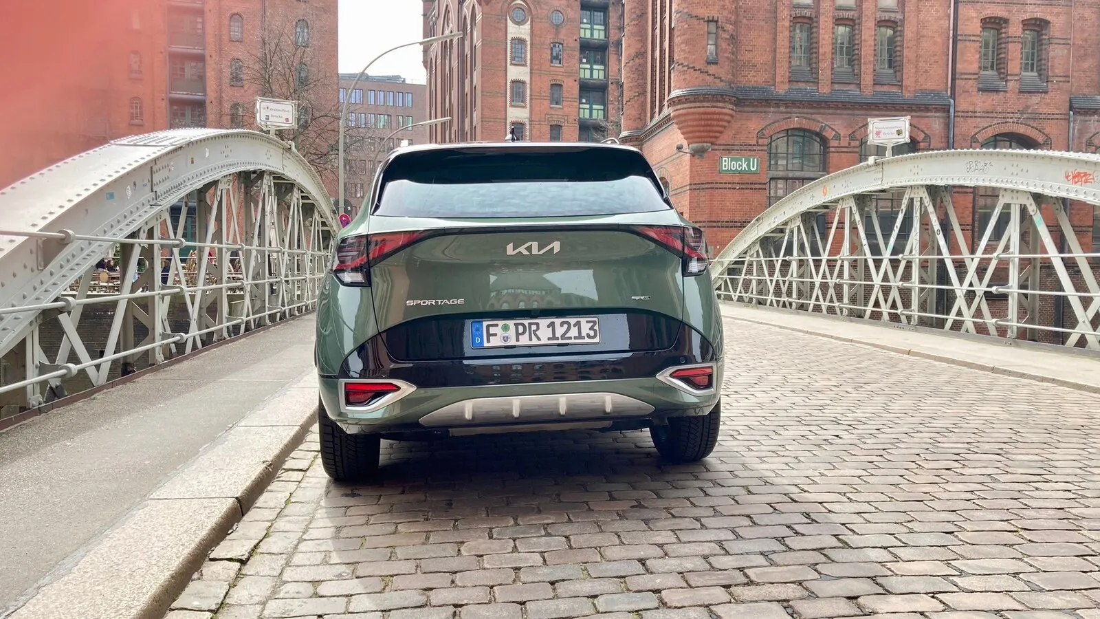 Am Heck von Kia Kompakt-SUV dominieren bogenförmige Linien.