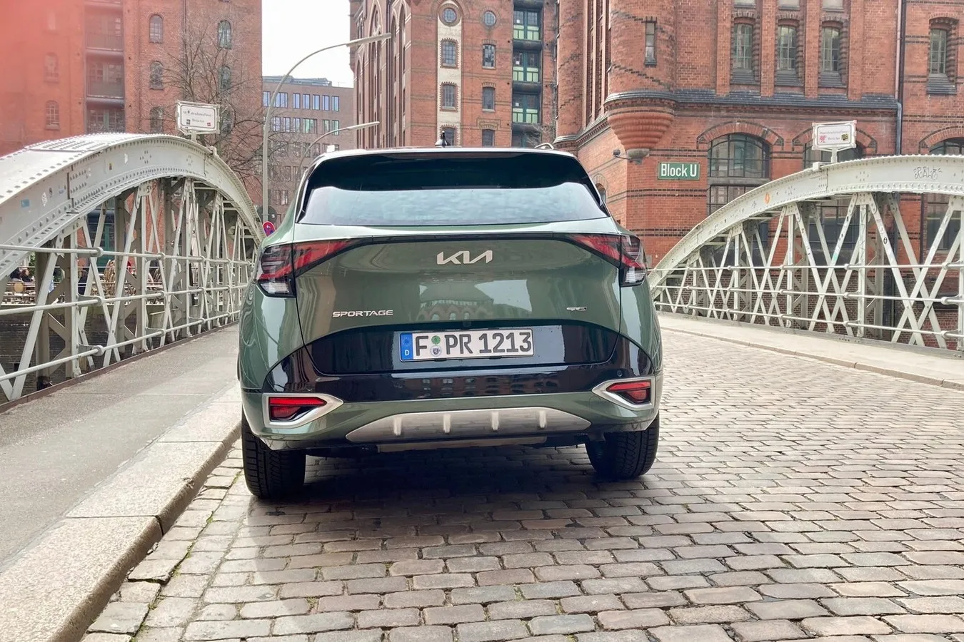 Am Heck von Kia Kompakt-SUV dominieren bogenförmige Linien.