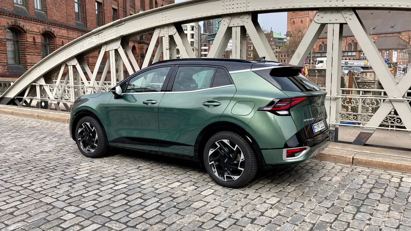 Ansteigende Fensterlinie, breite C-Säule – von der Seite präsentiert sich der Kia Sportage dynamisch.