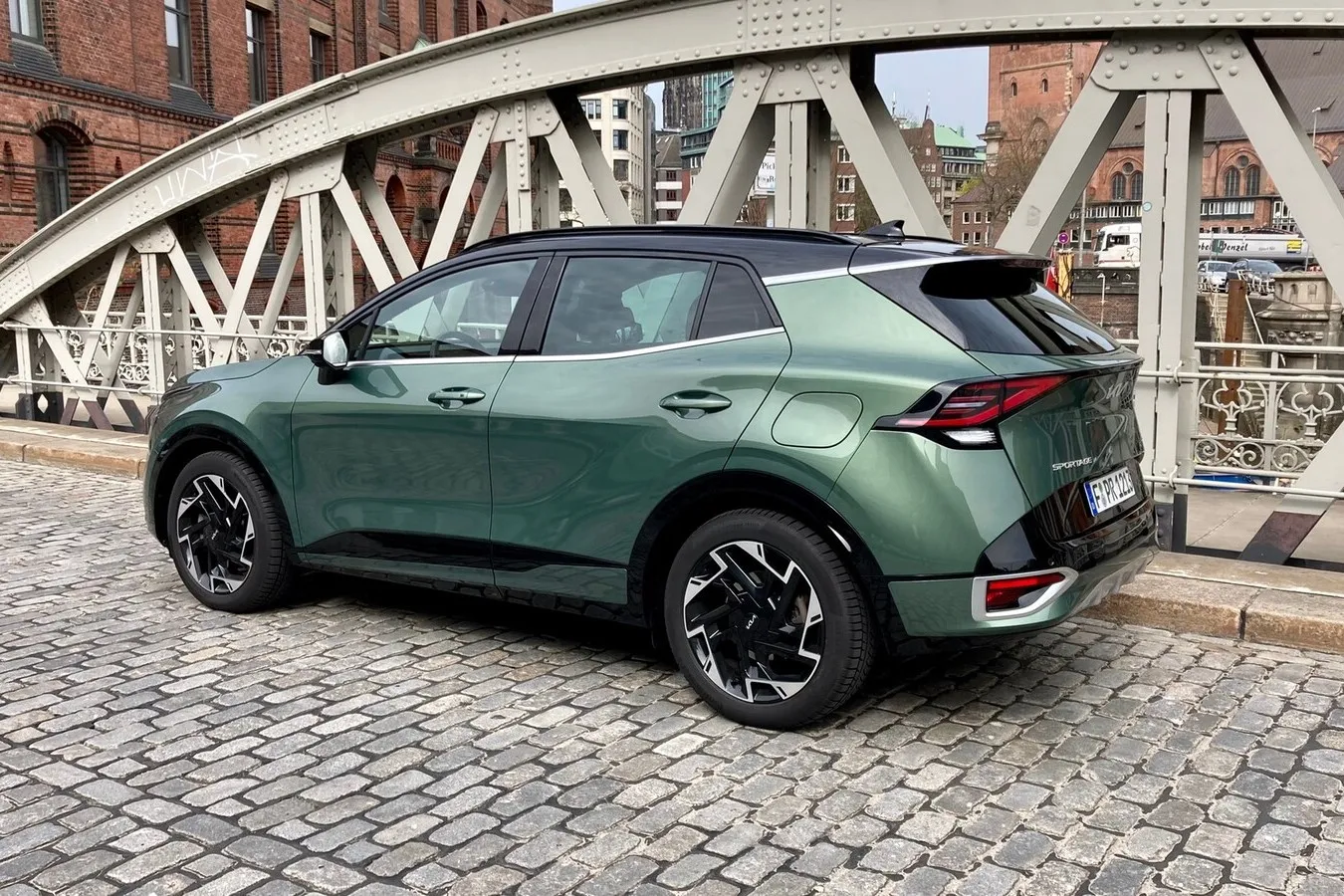 Ansteigende Fensterlinie, breite C-Säule – von der Seite präsentiert sich der Kia Sportage dynamisch.