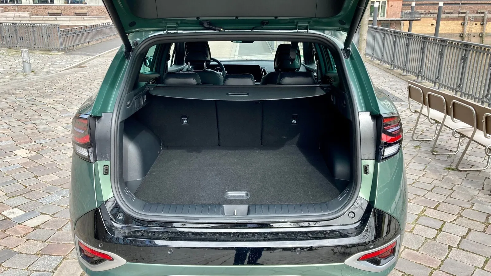Wählt man den Kia Sportage als Mildhybrid-Benziner, passen 562 bis 1.751 Liter in den Kofferraum.