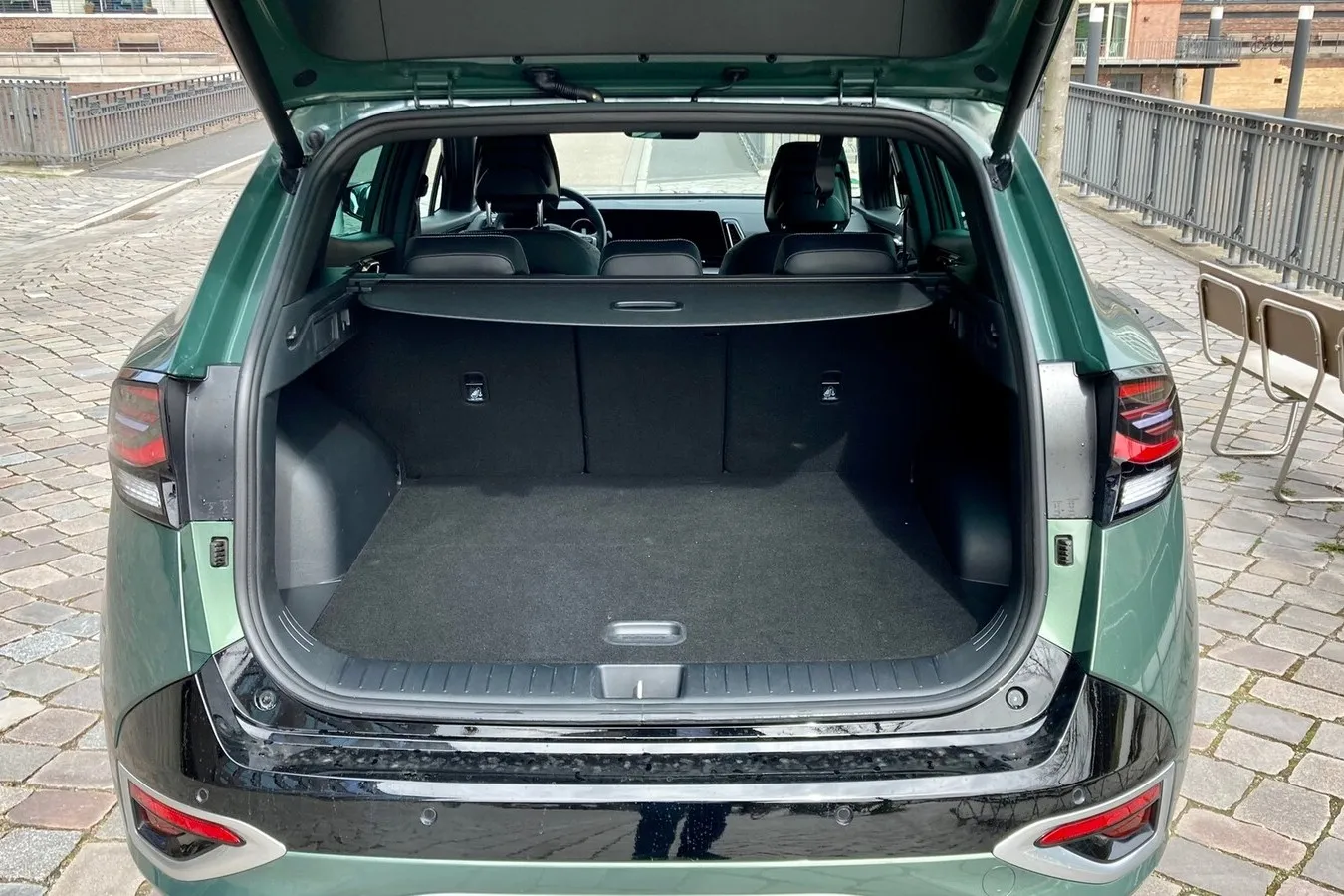 Wählt man den Kia Sportage als Mildhybrid-Benziner, passen 562 bis 1.751 Liter in den Kofferraum.