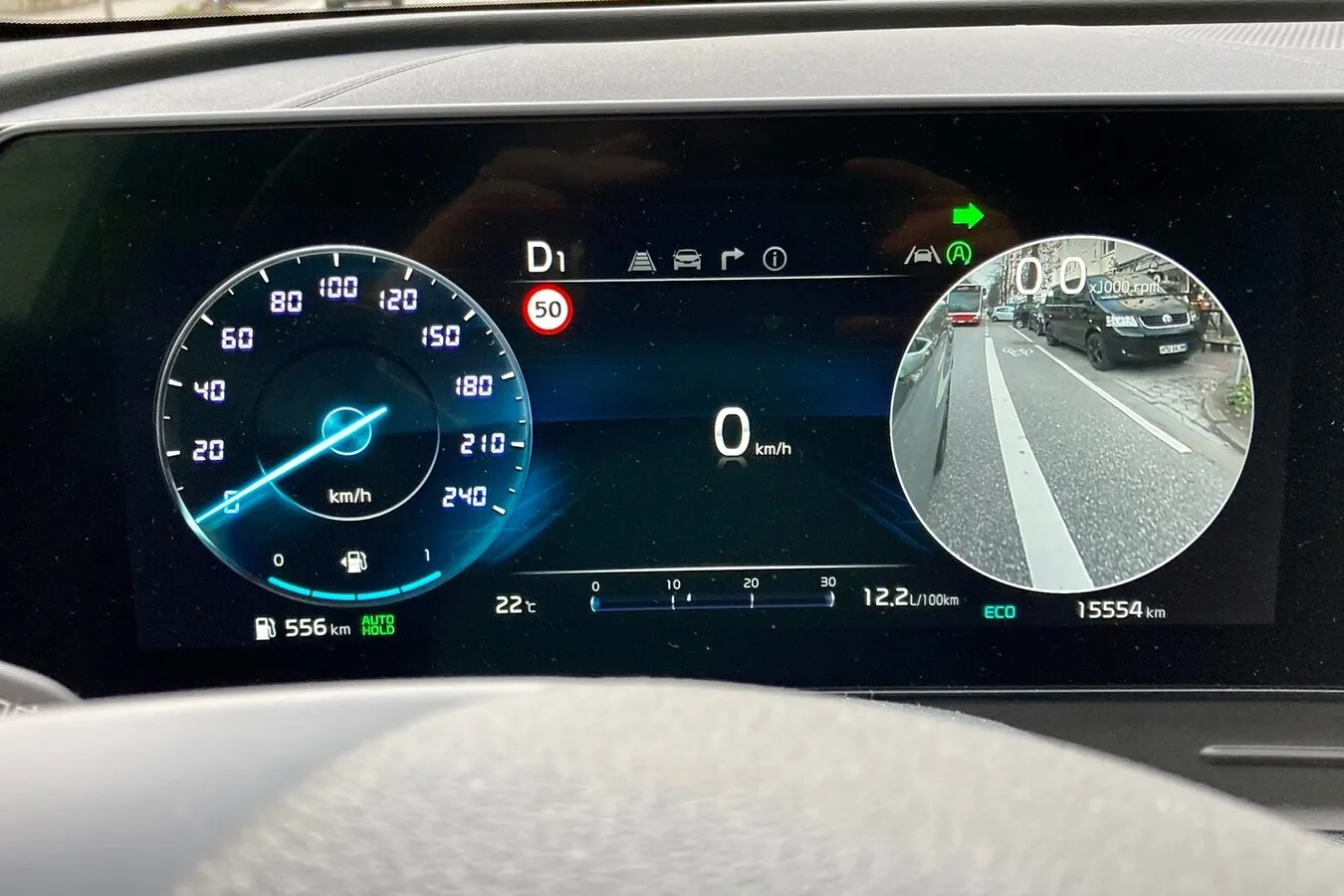 Für deutlich mehr Übersichtlichkeit auch im Stadtverkehr sorgen die Totwinkel-Videos im Sportage Cockpit. Optional im Paket ab Sportage Spirit.