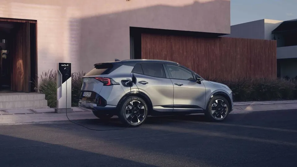 Kia wertet den teilelektrischen Sportage auf.