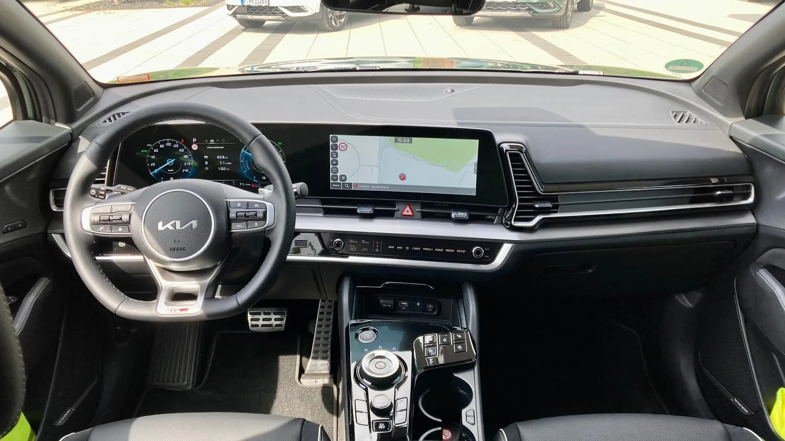 Keine Unterschiede zu den konventionell betriebenen Sportage-Modellen auch im Cockpit.