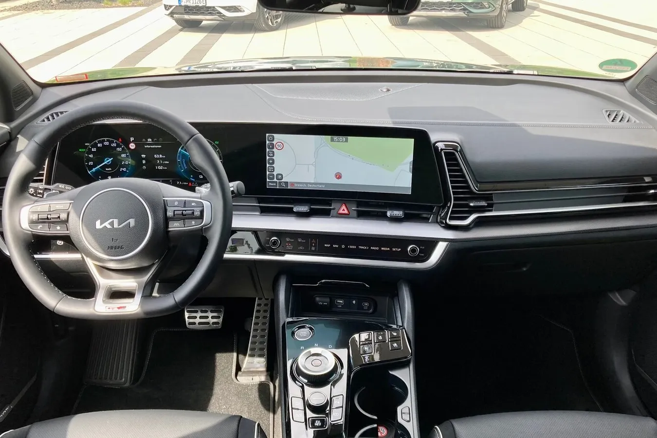 Keine Unterschiede zu den konventionell betriebenen Sportage-Modellen auch im Cockpit.