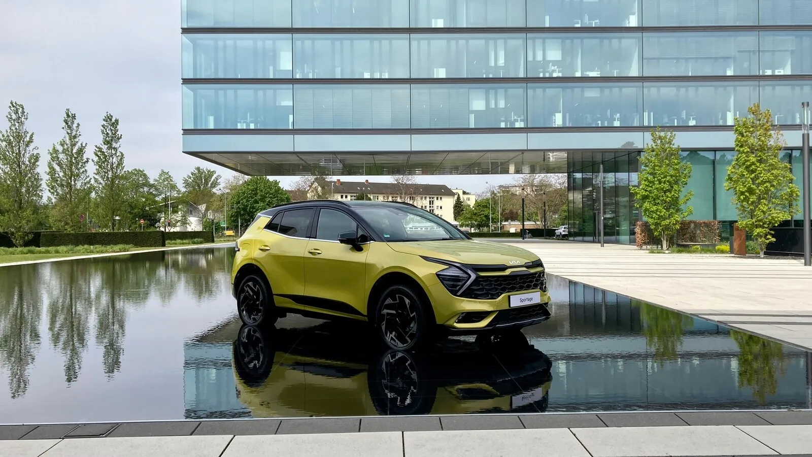 Optisch unterscheidet sich der Sportage Plug-in-Hybrid praktisch nicht von seinen Geschwistern mit konventionellen Benzinern oder dem Diesel.