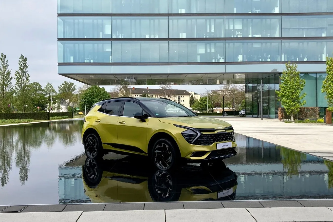 Optisch unterscheidet sich der Sportage Plug-in-Hybrid praktisch nicht von seinen Geschwistern mit konventionellen Benzinern oder dem Diesel.