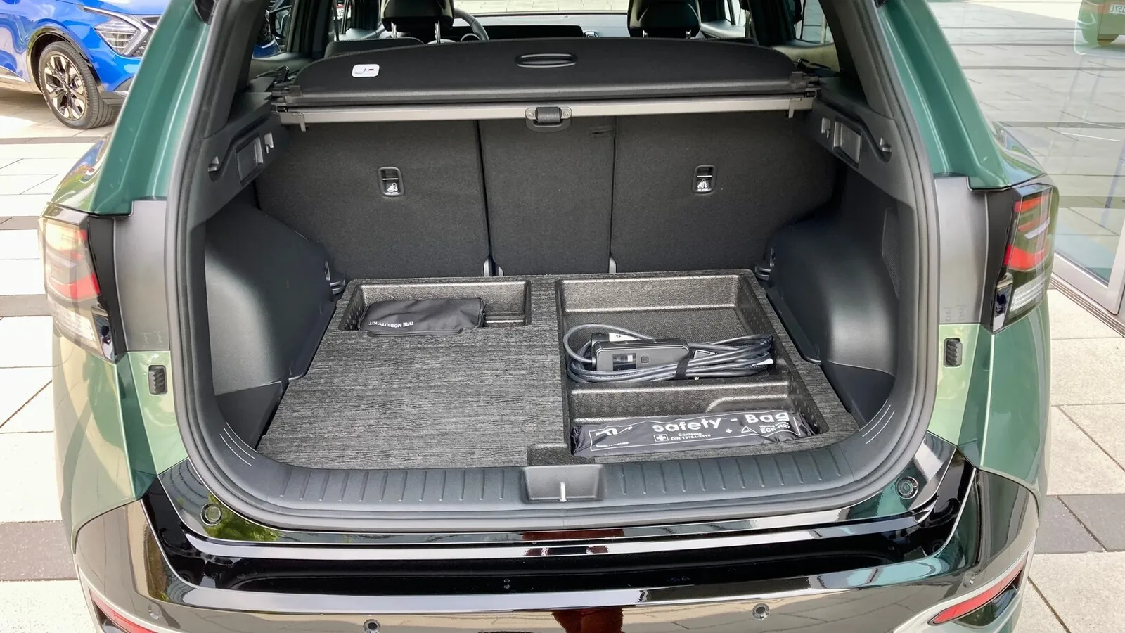 Die Ladekabel (Mode 3 als Option) verschwinden im Kompakt-SUV bei Bedarf unter dem Ladeboden.