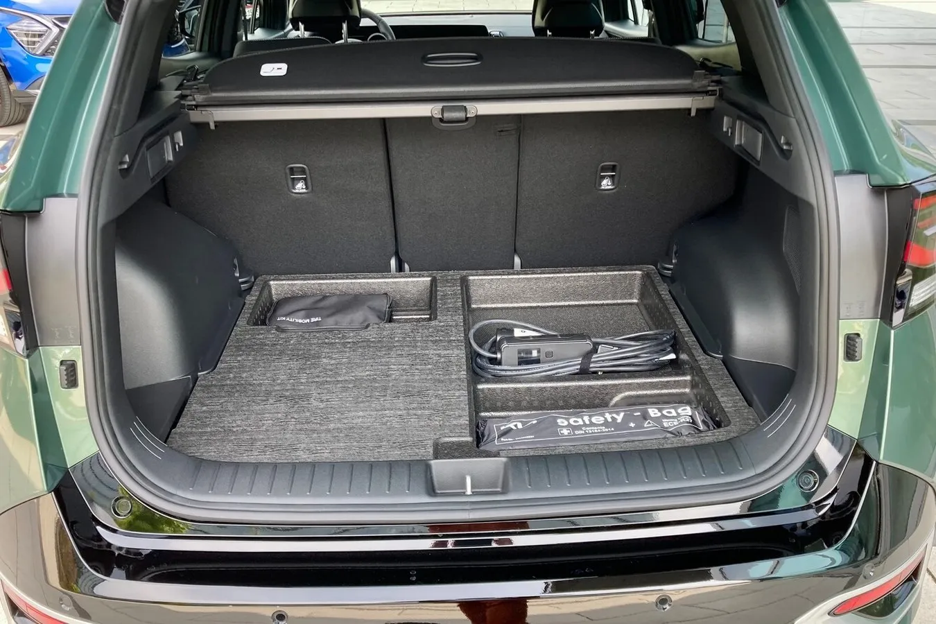 Die Ladekabel (Mode 3 als Option) verschwinden im Kompakt-SUV bei Bedarf unter dem Ladeboden.