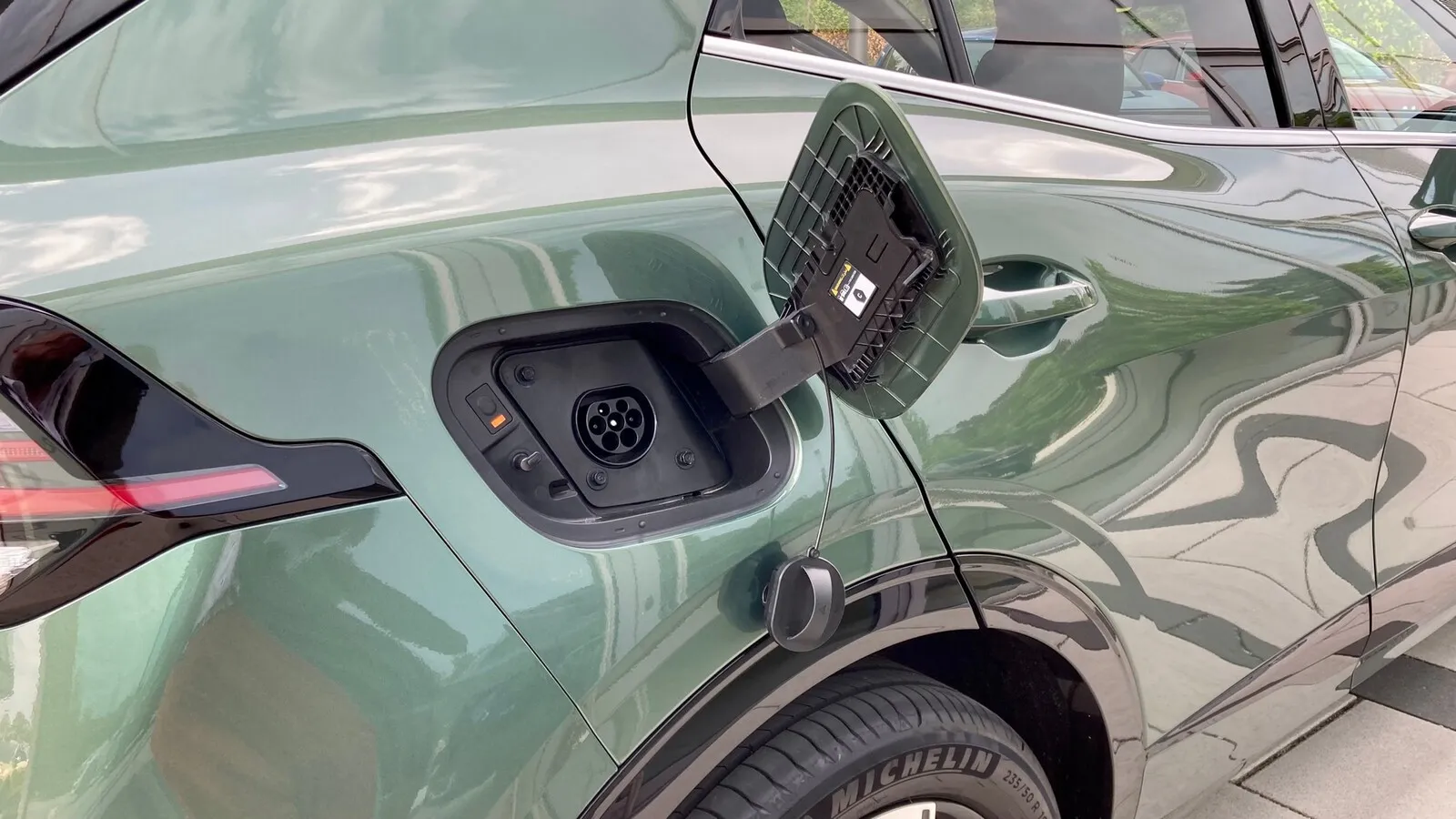 Natürlich gibt es eine zusätzliche Ladeklappe. Maximal 7,2 kW Ladeleistung sind drin.