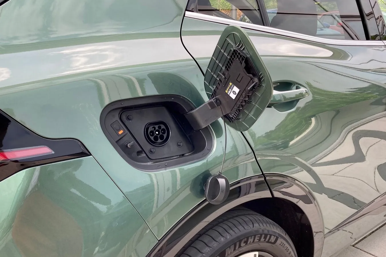 Natürlich gibt es eine zusätzliche Ladeklappe. Maximal 7,2 kW Ladeleistung sind drin.