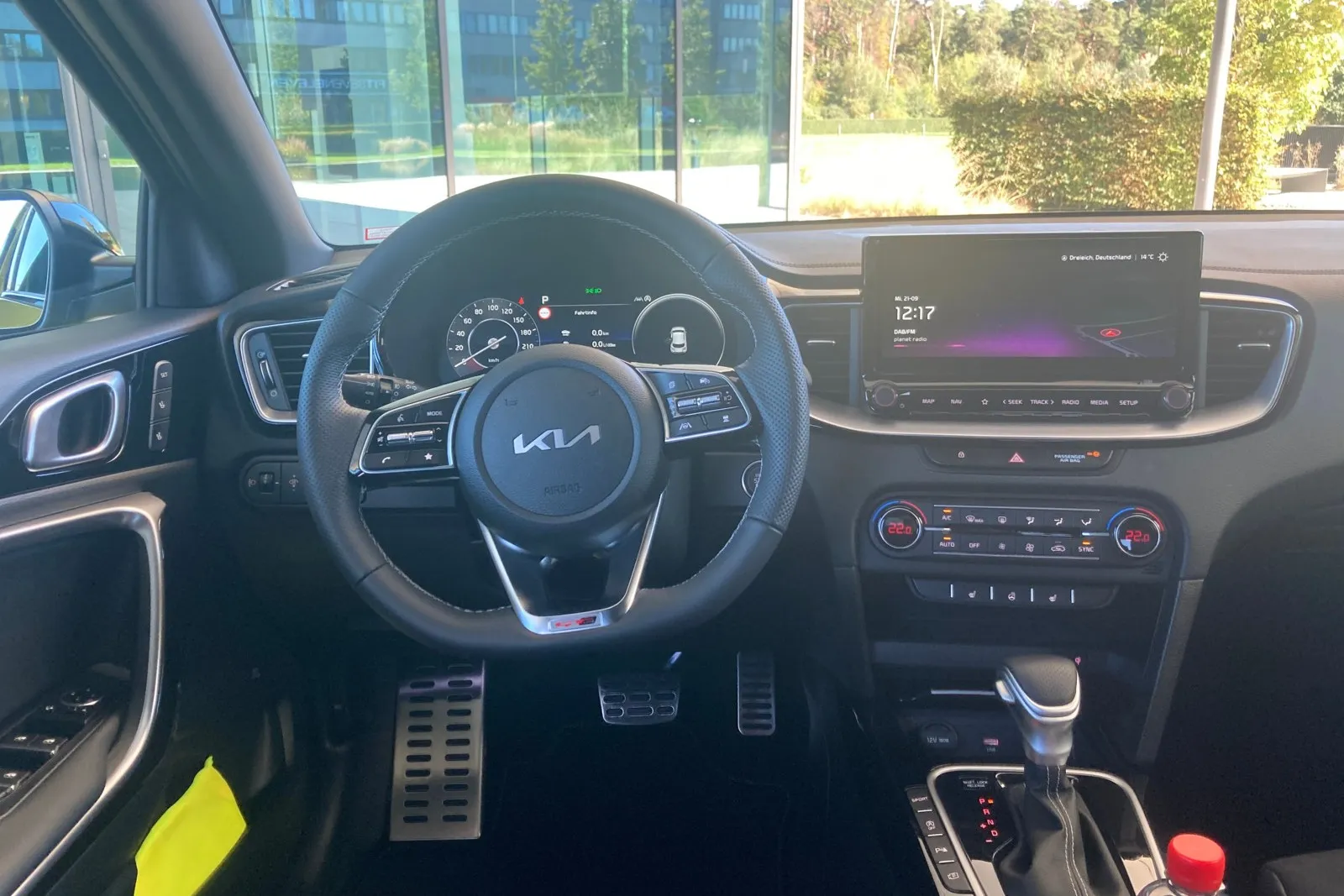 Zur Cockpitausstattung gehören je nach Ausführung das digitale Kombiinstrument, die Zentralkonsole mit freistehendem Touchscreen und etliche Assistenten.