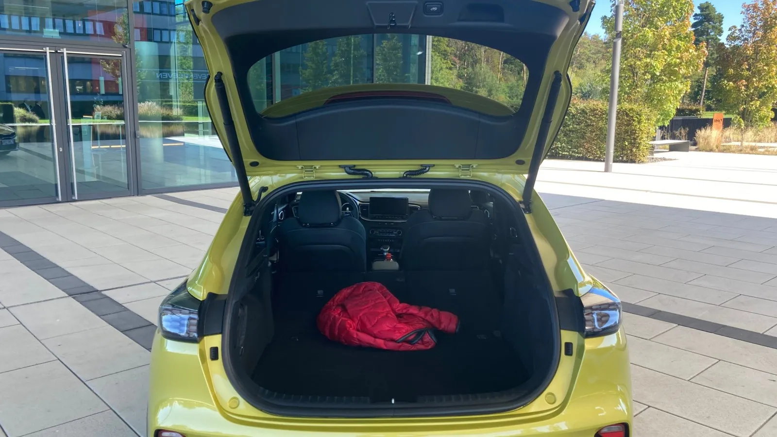 Kein Flamingo-Stunt, kein Herumwirbeln. Mit vollen Händen, aber dem Fahrzeugschlüssel in der Tasche, öffnet sich der Kofferraum nach dreimaligem Blinken von allein, wenn man vor ihm steht.