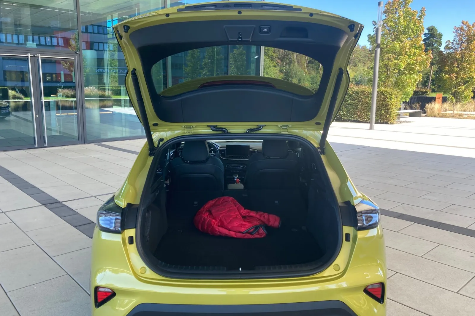 Kein Flamingo-Stunt, kein Herumwirbeln. Mit vollen Händen, aber dem Fahrzeugschlüssel in der Tasche, öffnet sich der Kofferraum nach dreimaligem Blinken von allein, wenn man vor ihm steht.